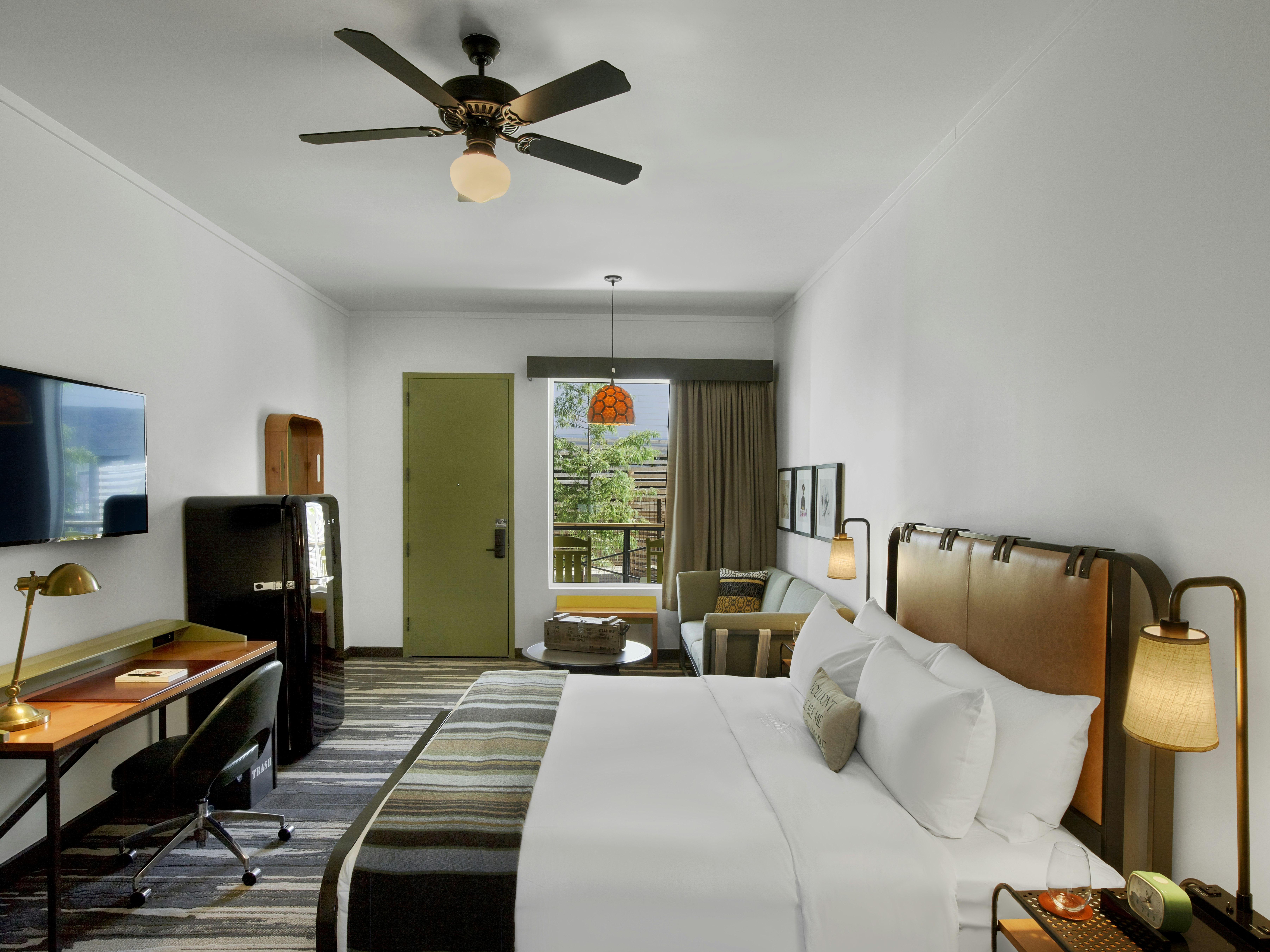 DELUXE, KING BED