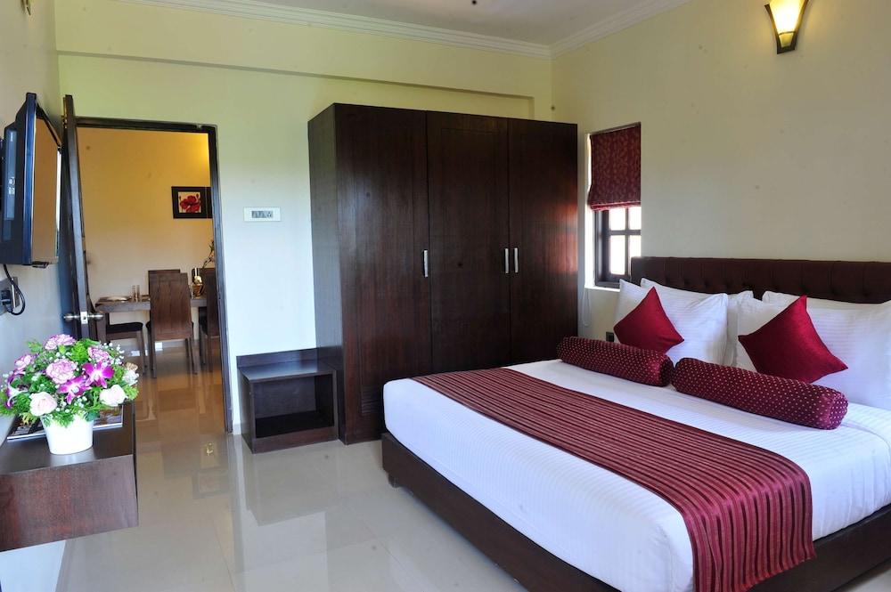 Golden Tulip Candolim Goa 18/77