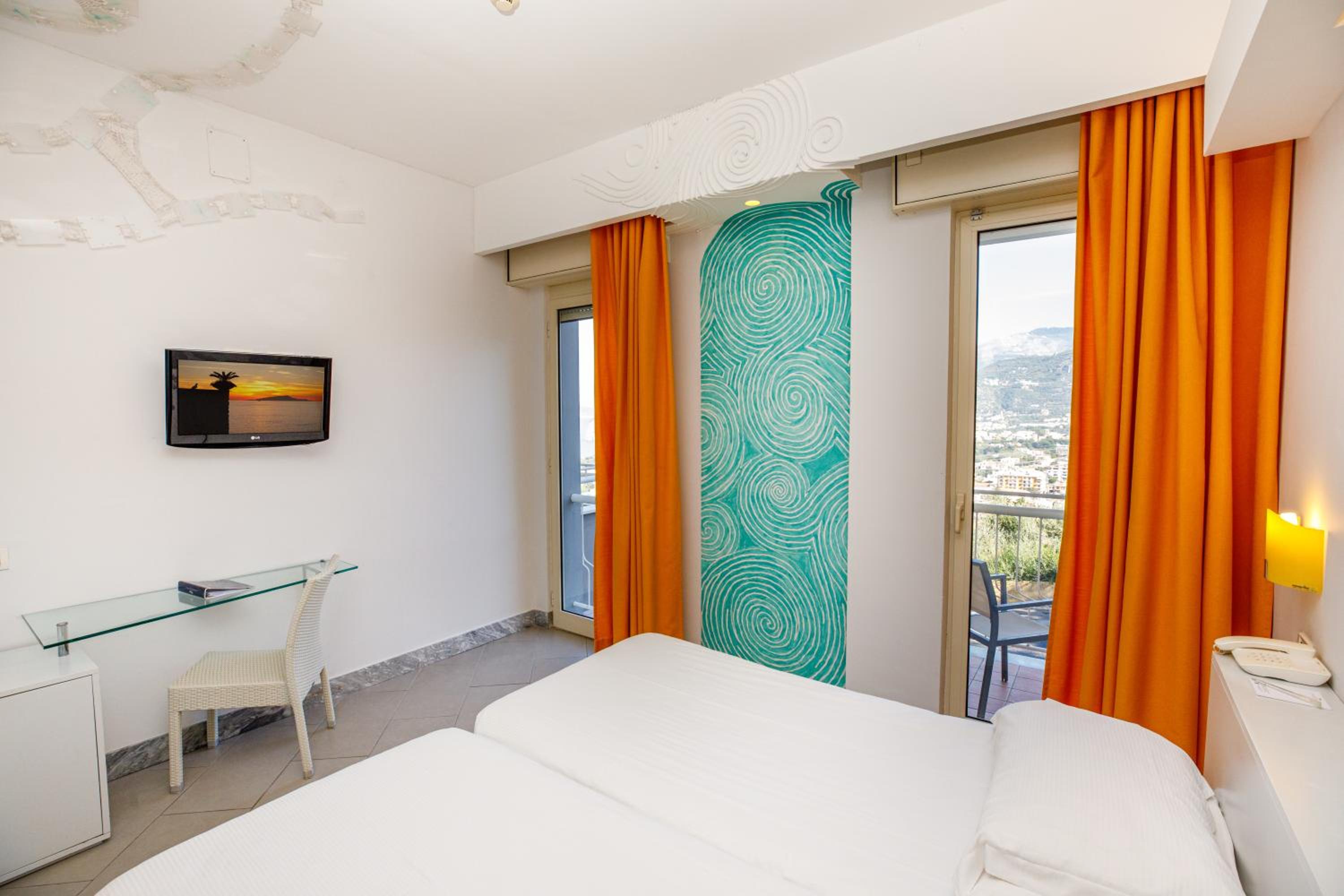 ROOM, DOUBLE OR TWIN BED, SIDE SEA VIEW