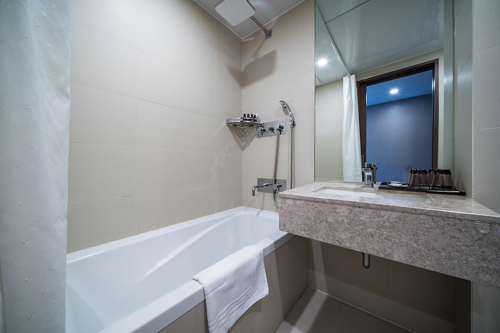 Busan Business Hotel 70/73