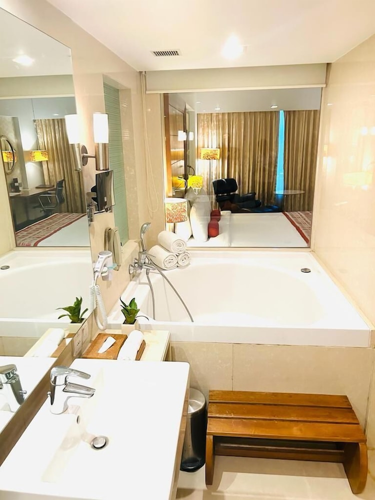 Fortune Select SG Highway, Ahmedabad - Member ITC Hotels Group 38/39
