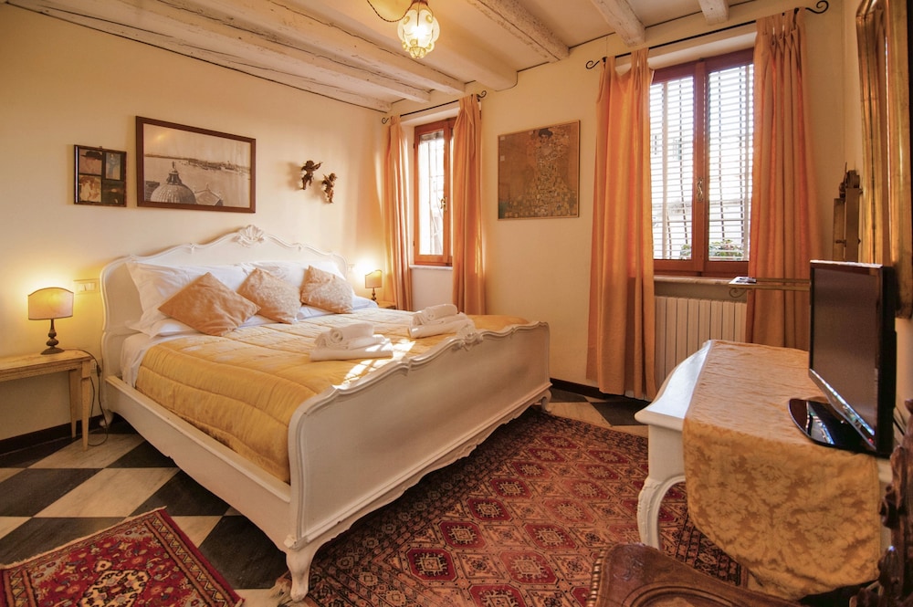ROOM, DOUBLE BED