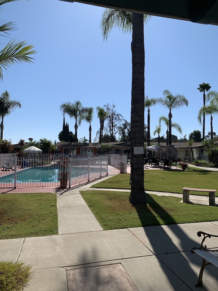 Fallbrook Country Inn 37/65