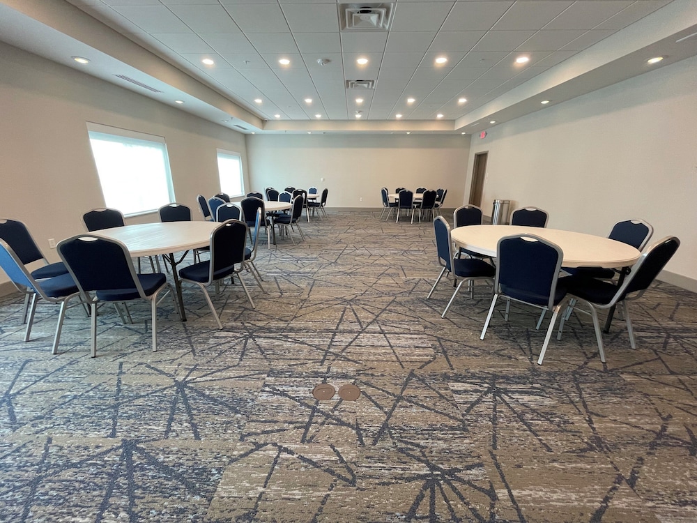 Holiday Inn Express & Suites Ft. Smith Airport, an IHG Hotel 62/75