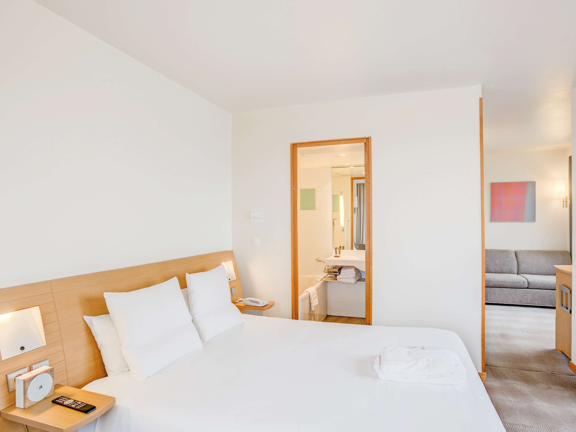 EXECUTIVE, QUEEN BED, SOFA