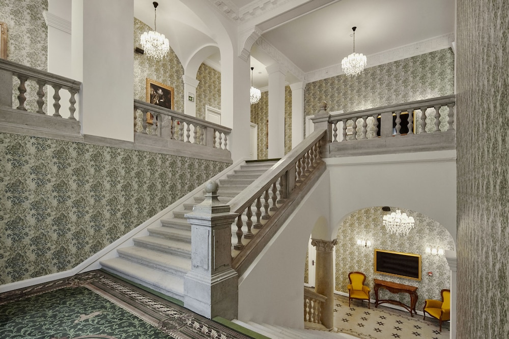 Mystery Hotel Budapest 8/66