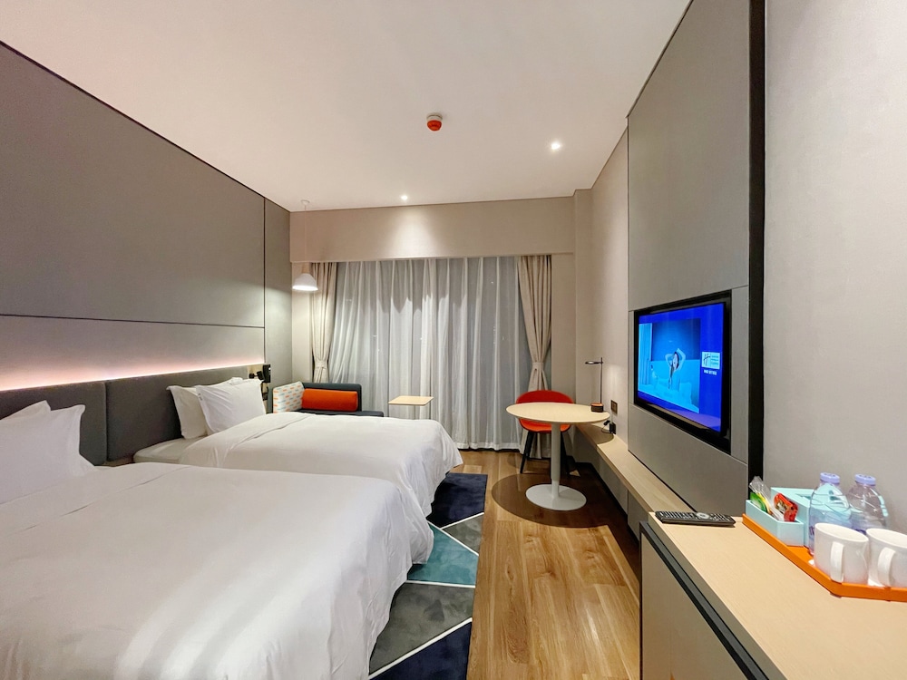 Holiday Inn Express Shenzhen Longhua 34/77