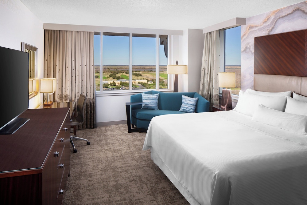 Room, King Bed, Golf Course View, Corner