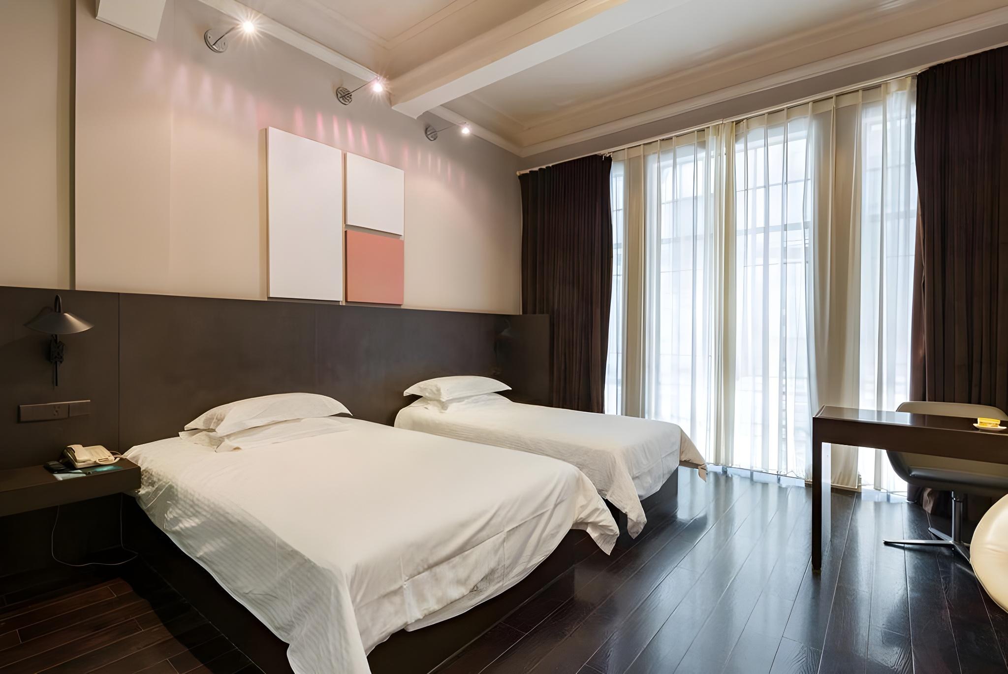 DELUXE, TWIN BEDS