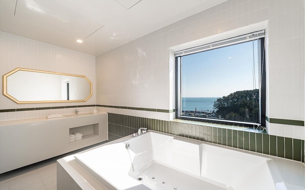 Ava Hotel Songjeong 30/37