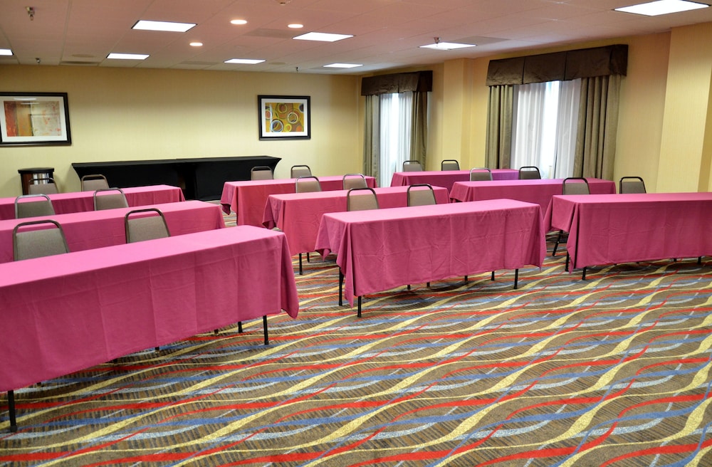 Holiday Inn Express Suites Center Township 7/78