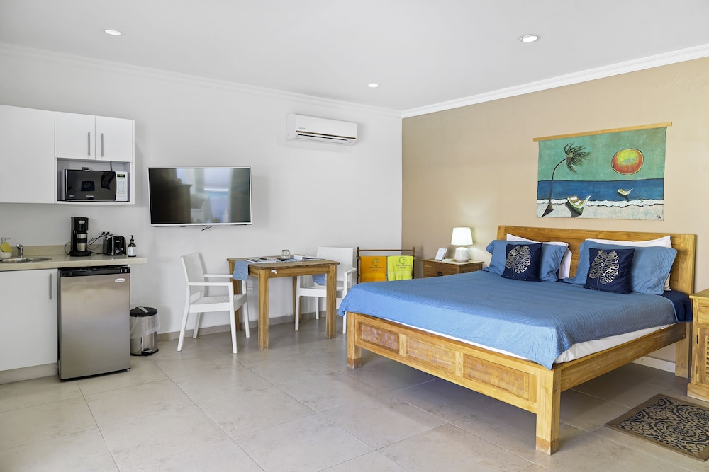 Family, King Bed, Pool Side, Sofa