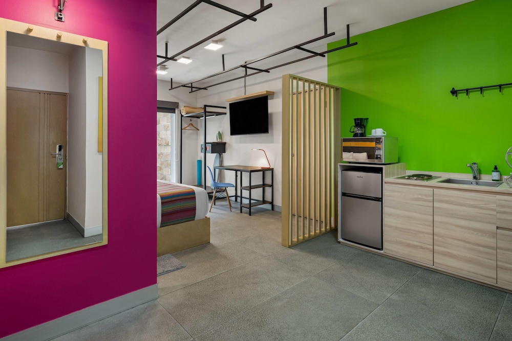 جناح بسرير كينج بشرفة، Hotel Estancias VIVE MX wtc CDMX, Trademark by Wyndham 6/6