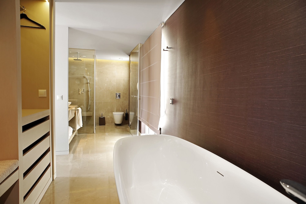Lozenge Hotel 24/63