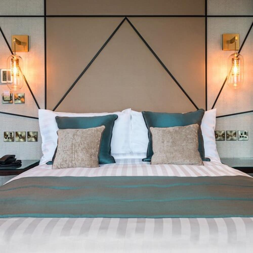 Seven Hotel 6/57