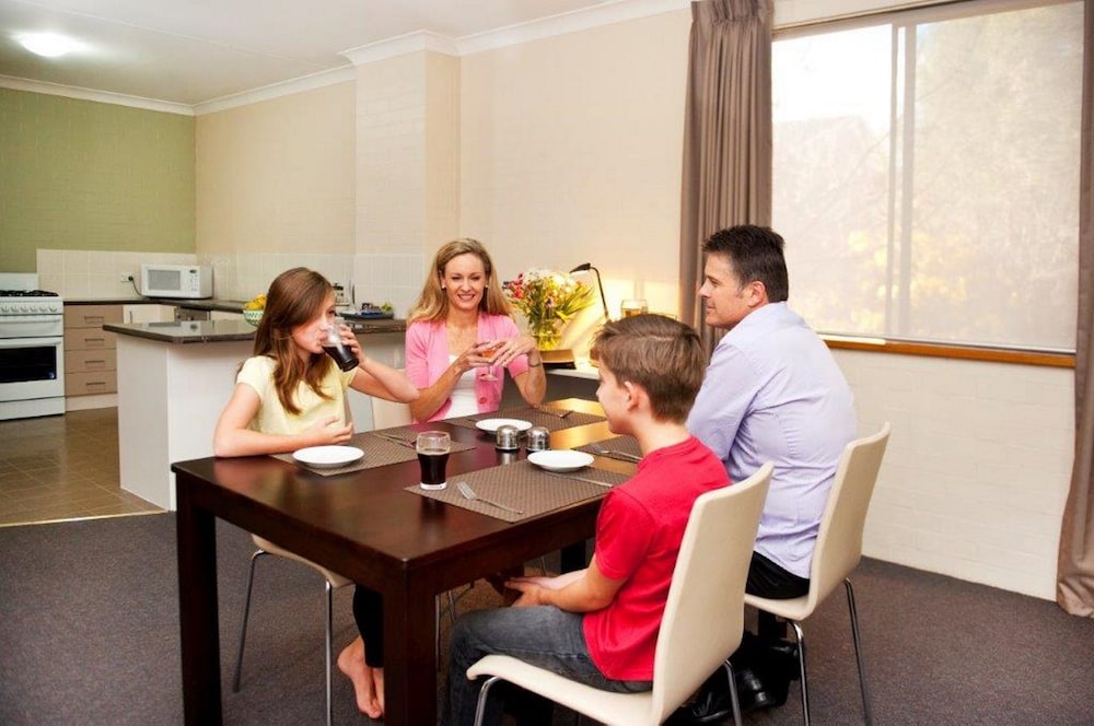 OXLEY COURT SERVICED APARTMENTS 34/41