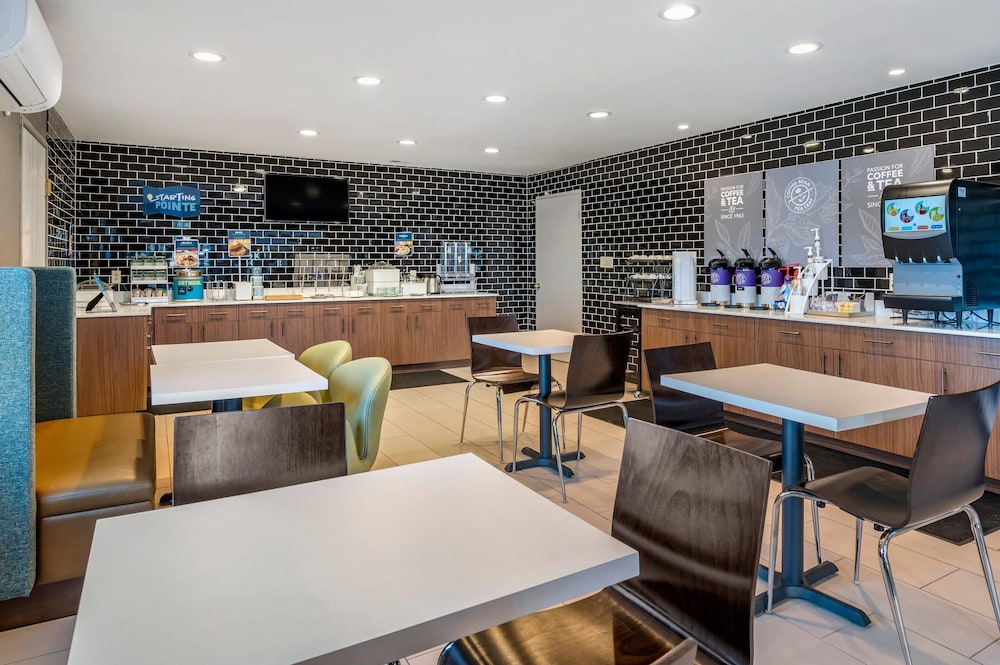 Clarion Pointe Indianapolis Airport 48/64