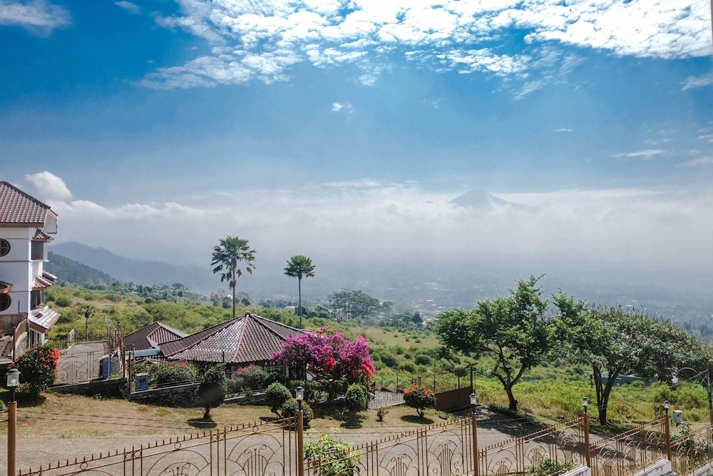 Hotel O Batu near Jatim Park formerly Villa Bukit Panderman Residence 46/49