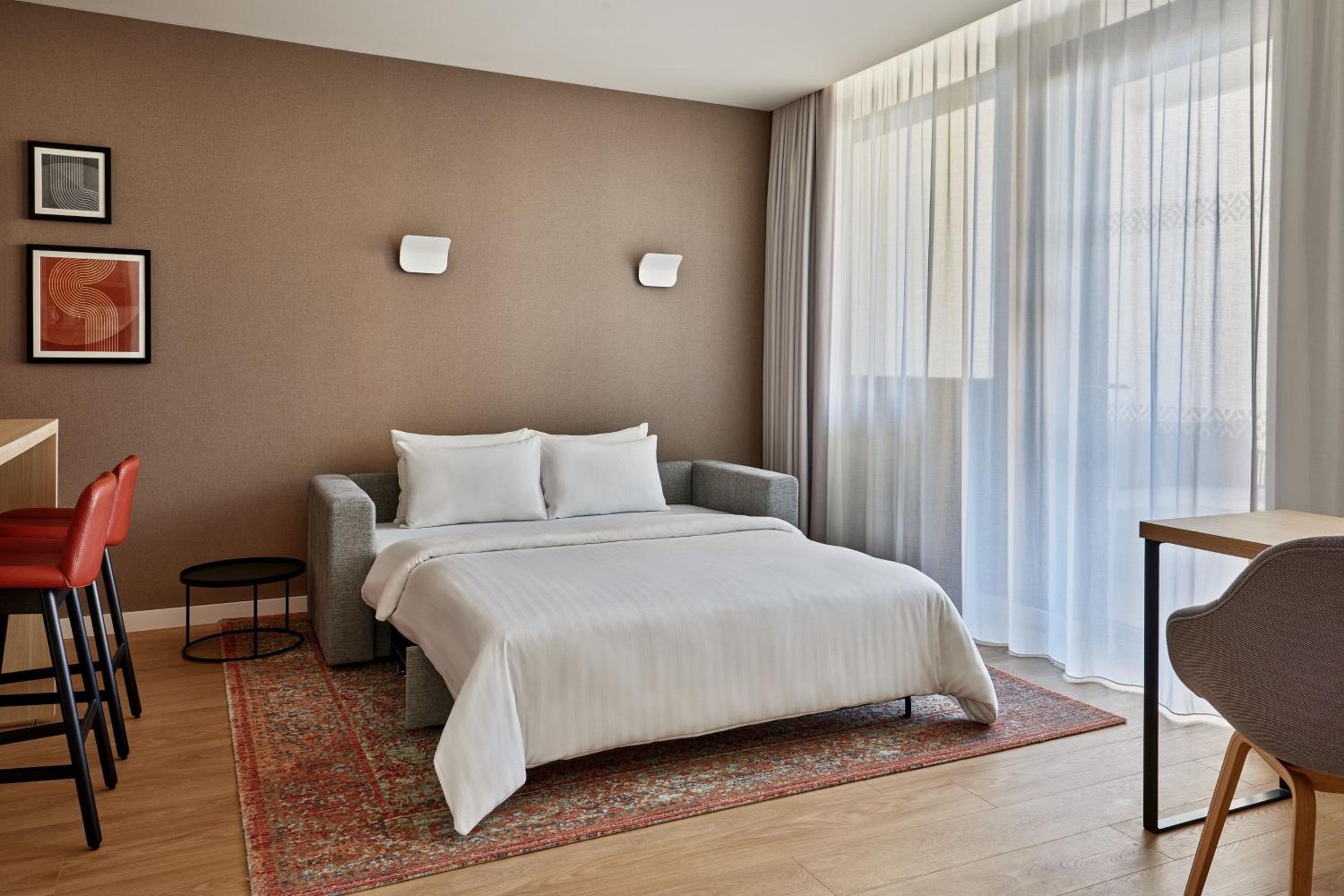 استوديو سوبيريور بسرير كينج بشرفة مع أريكة، Residence Inn by Marriott Munich Central 6/8