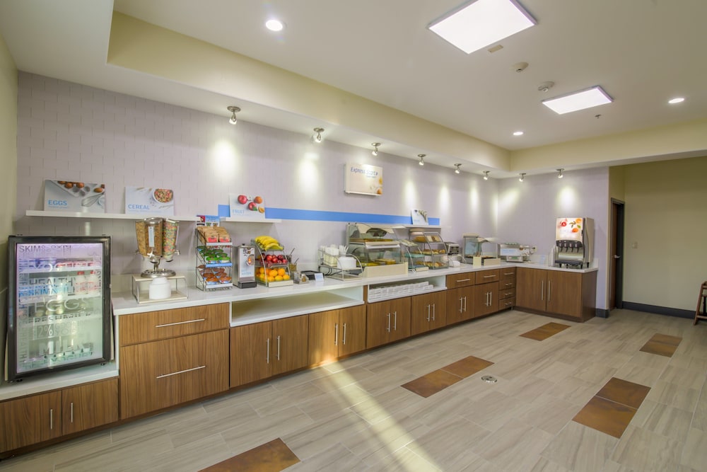 Holiday Inn Express And Suites Raymondville 8/28
