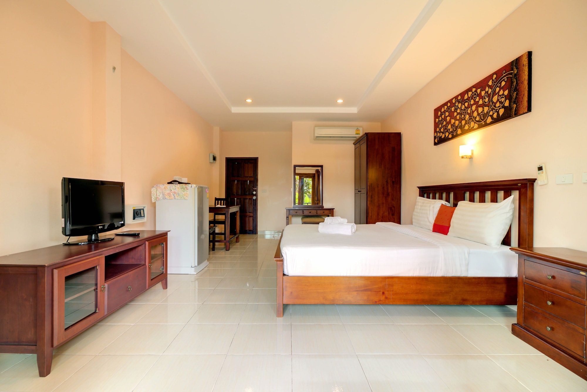 DELUXE, APARTMENT, PATIO, GROUND FLOOR