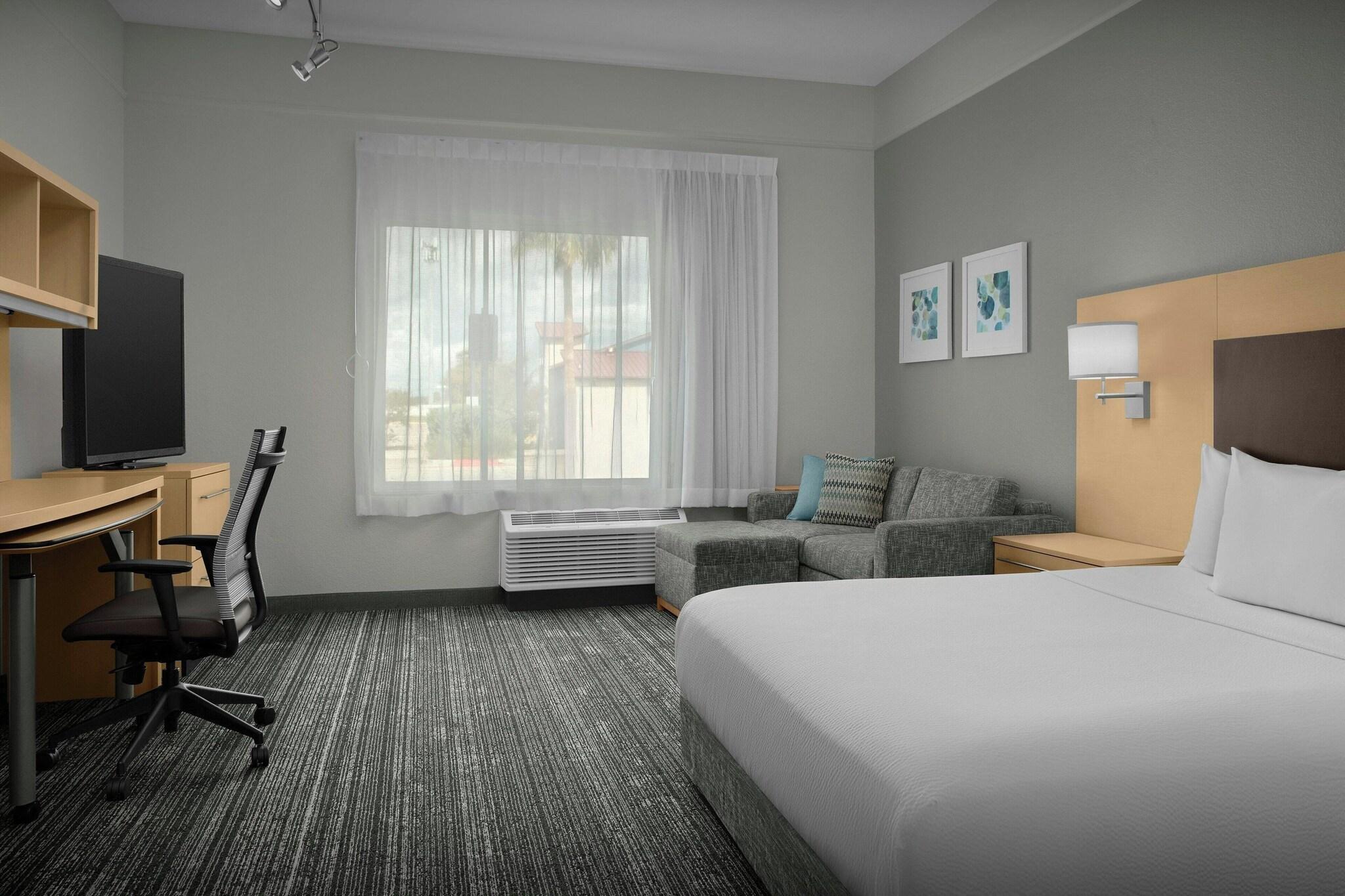 Studio, King Bed