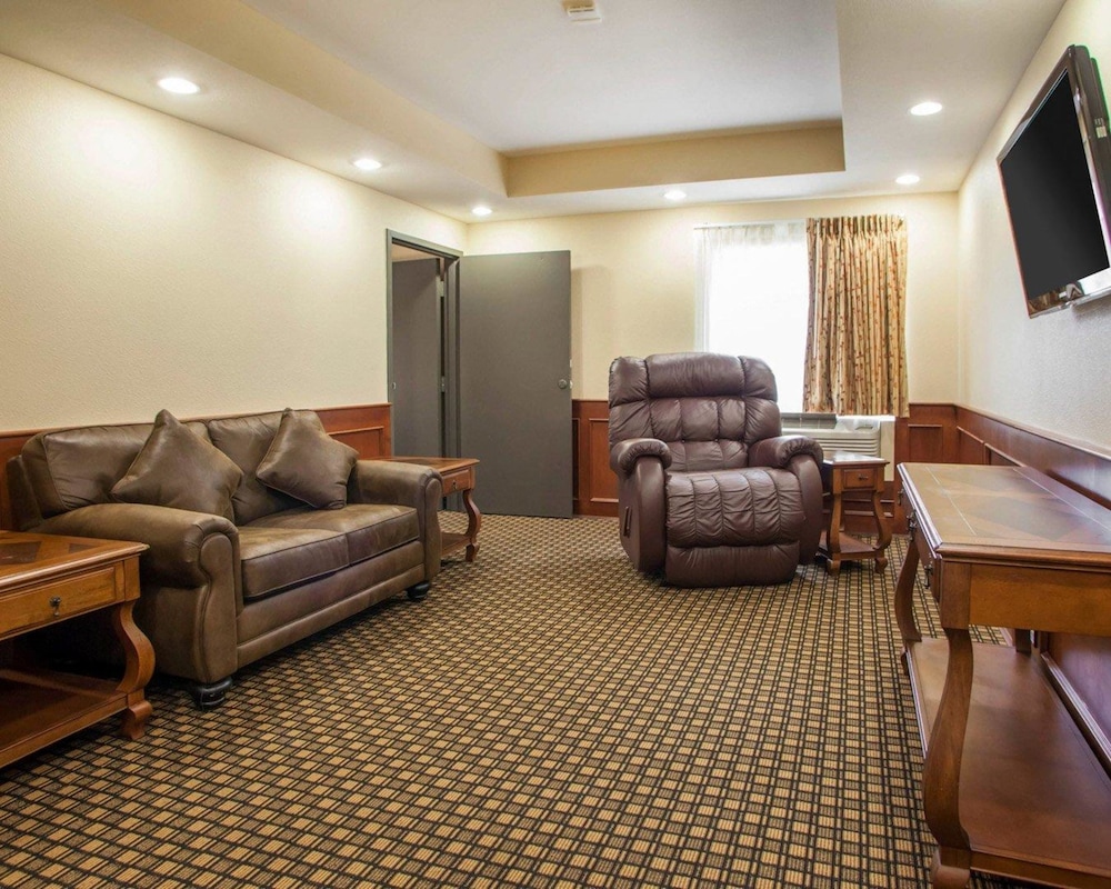 Quality Inn and Suites Ames Conference Center Near ISU Campus 28/48