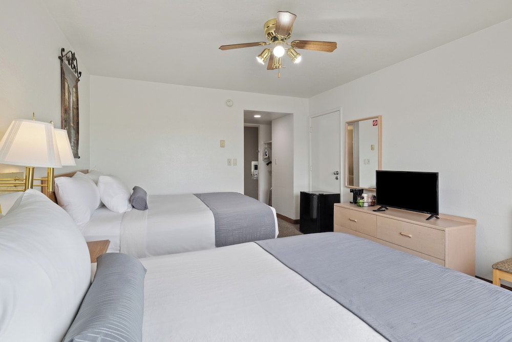 Room, 2 Queen Beds, Pool Side