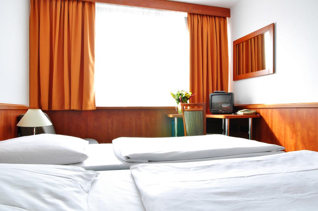 TWIN/DOUBLE ROOM