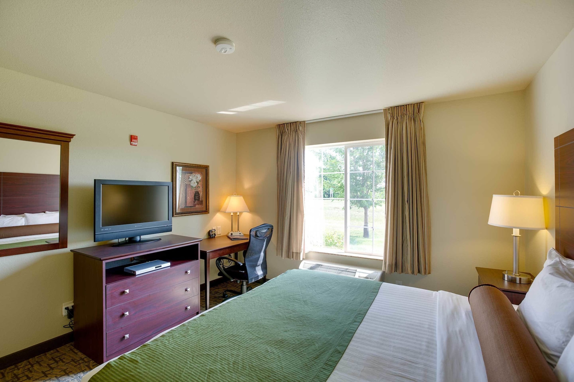 غرفة بسرير كينج لذوي الإعاقة، Cobblestone Inn & Suites - Clintonville 2/7