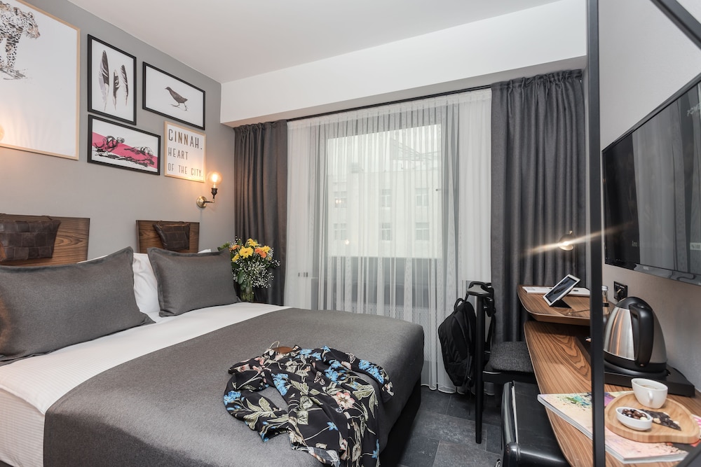 Economy, Queen Bed