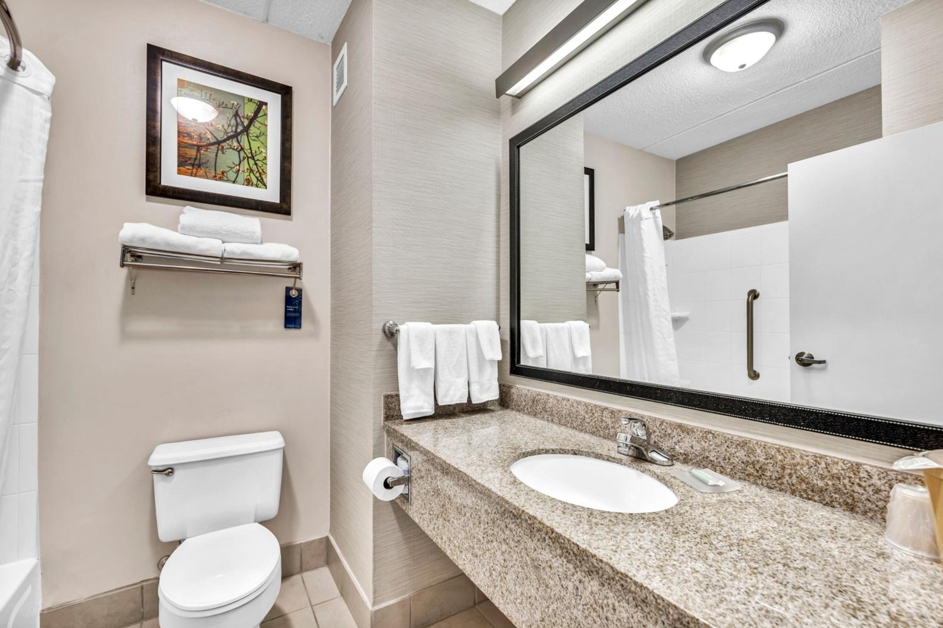 غرفة بسرير كينج بحوض استحمام لذوي الإعاقة، FAIRFIELD INN AND SUITES LUMBERTON 2/8