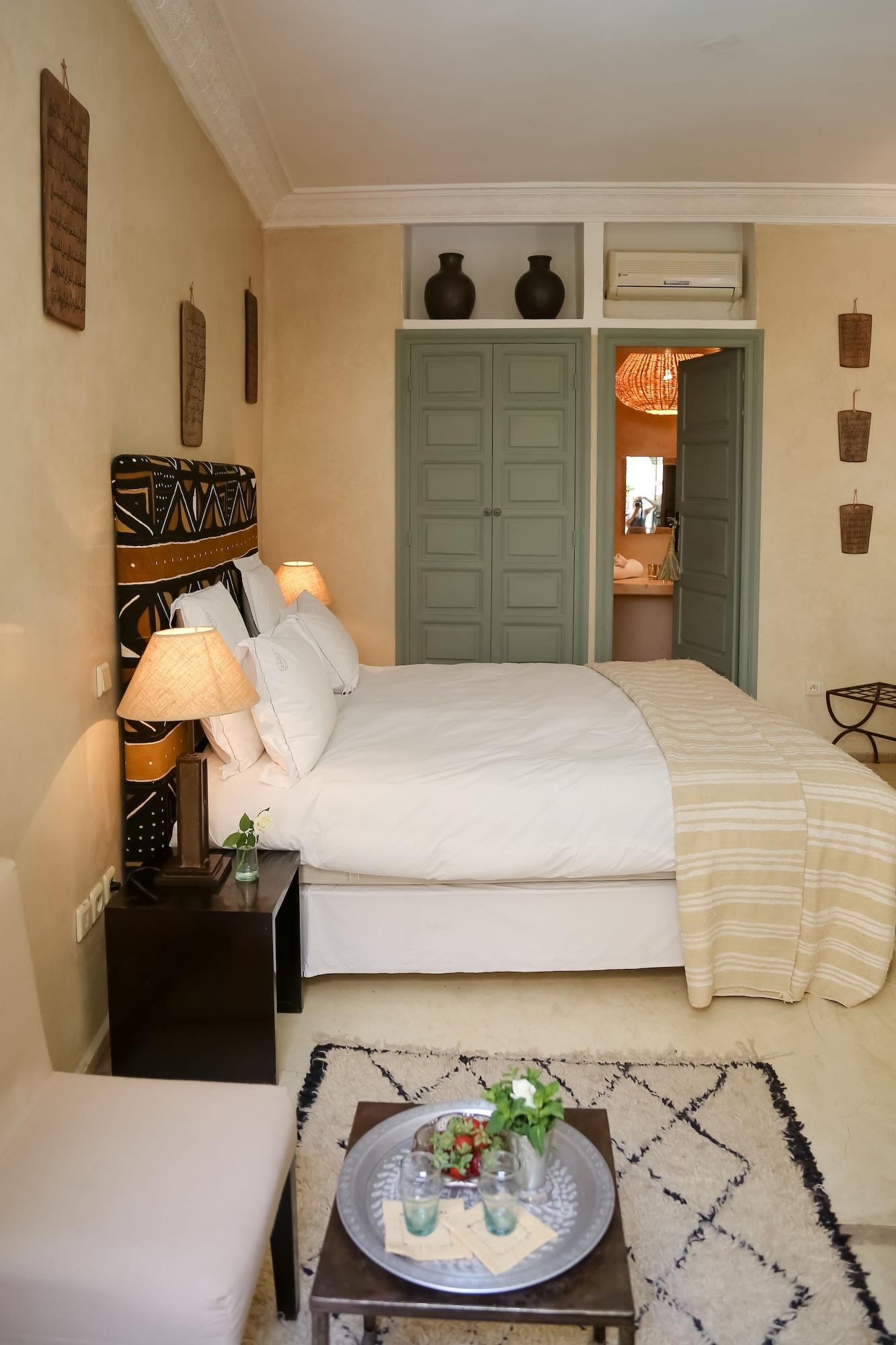 غرفة سوبيريور بسرير مزدوج أو سريرين منفصلين بحوض استحمام، Riad Olema et Spa 3/5