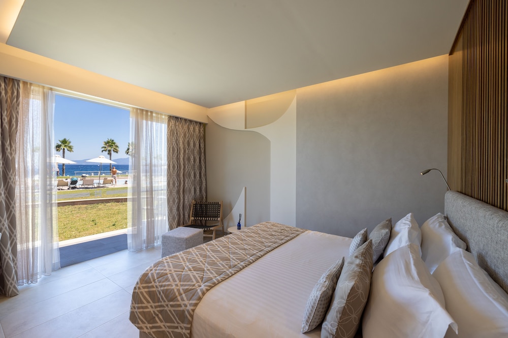 Suite, Queen Bed, Pool Front, Sofa, Ground Floor