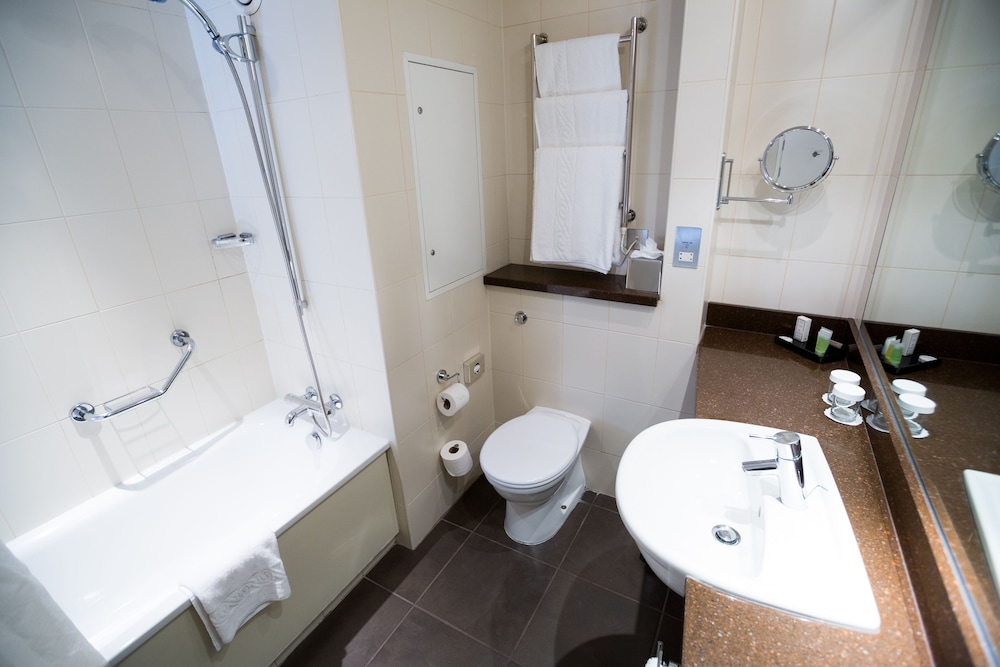 Crowne Plaza Ealing 24/76