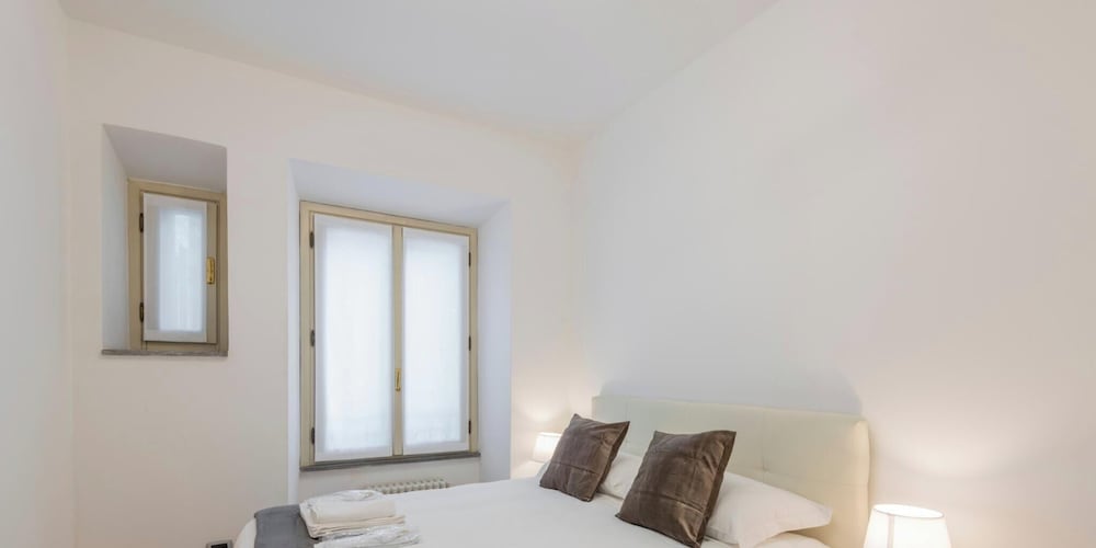Suite, 2 Queen Beds, Sofa, Milan Royal Suites Magenta Luxury Apartments 6/10
