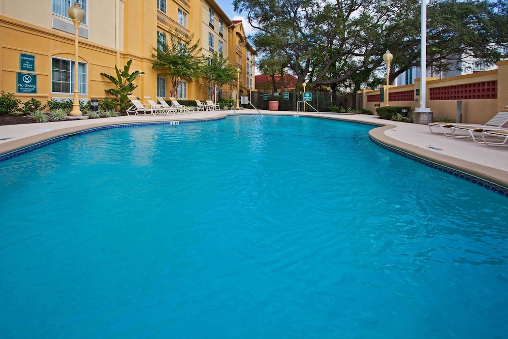 La Quinta Inn & Suites by Wyndham USF (Near Busch Gardens) 1/54