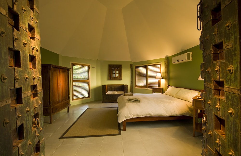 GLASS HOUSE MOUNTAINS ECOLODGE 7/34