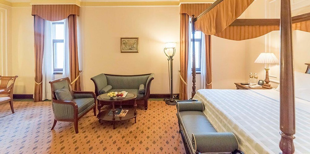 THE OBEROI GRAND 39/81