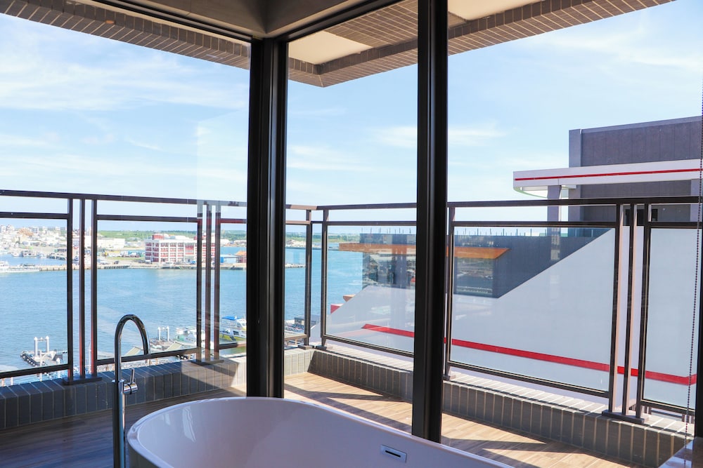 Discovery Hotel 51/65