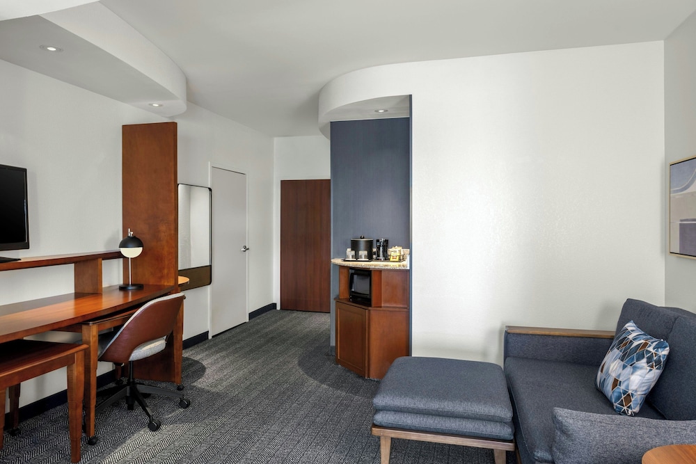 Courtyard by Marriott Evansville East 37/57