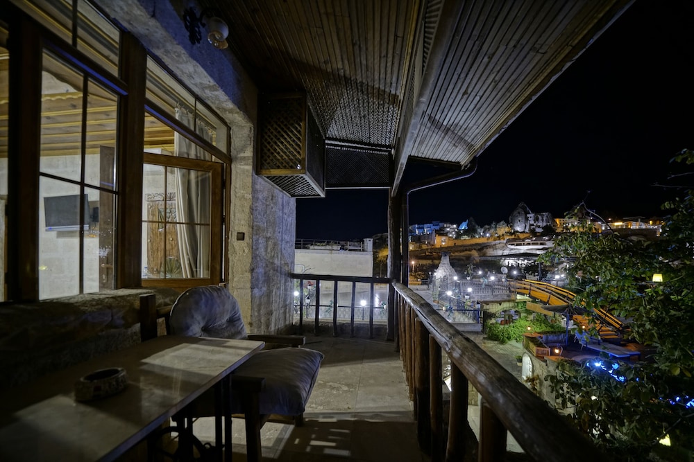 Holiday Cave Hotel 66/81