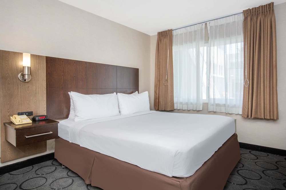 DELUXE, KING BED, ACCESSIBLE