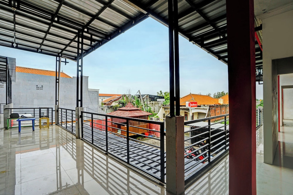 Hotel O near UNISLA formerly Homestay Bougenville in LAMONGAN