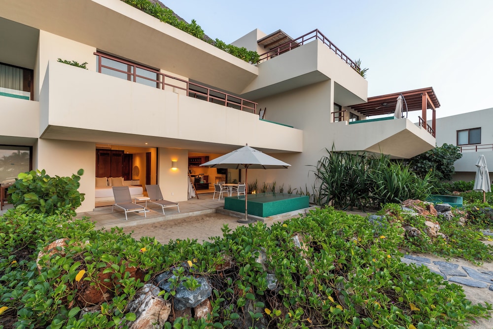 Marea Beachfront Villas 2/50