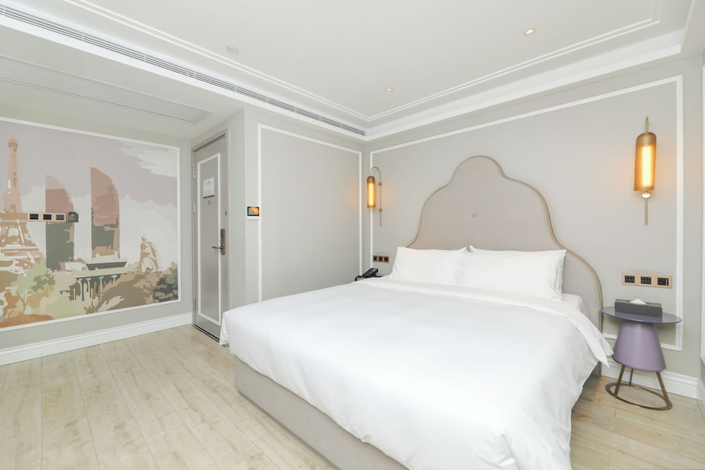 PRIVILEGE, KING BED