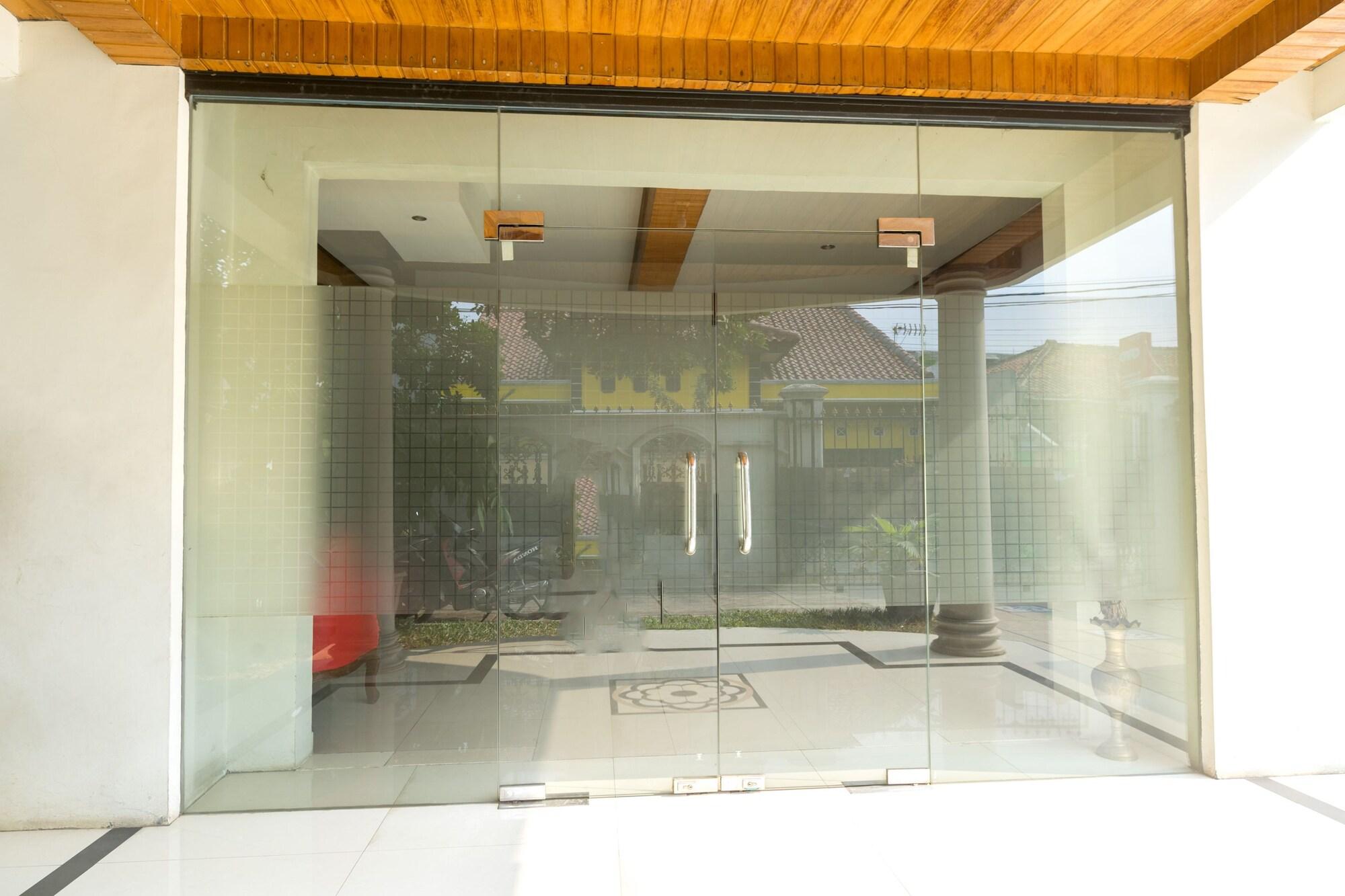 OYO 1421 Kasmaran Guest House Syariah 30/32