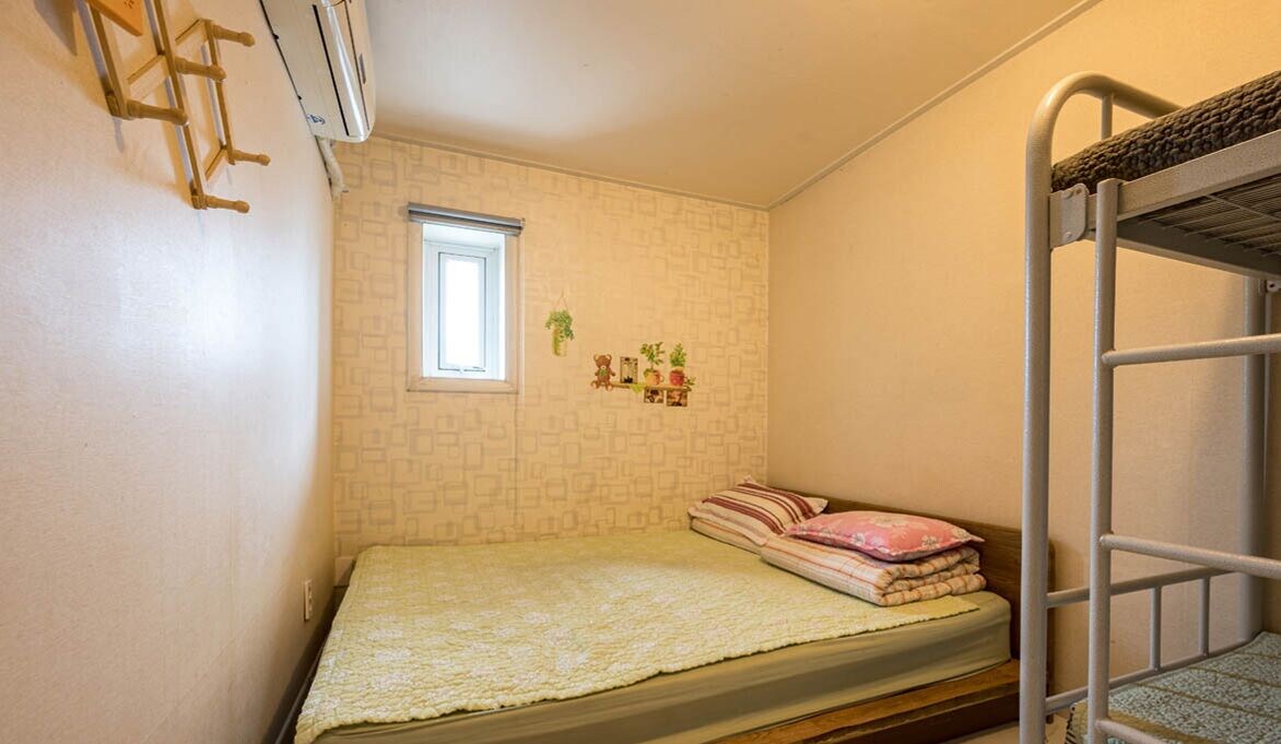 ROOM, QUADRUPLE