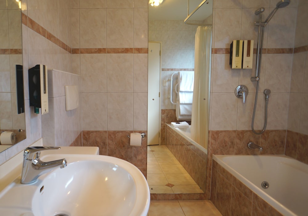 Cornwall Park Motor Inn 29/47