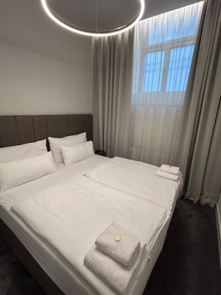 ECONOMY, DOUBLE OR TWIN BED